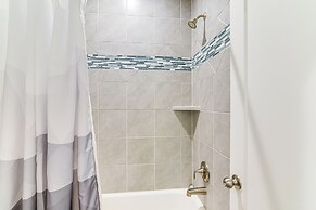 5 Mi to Downtown - Chic Home w/ Patio in Houston!