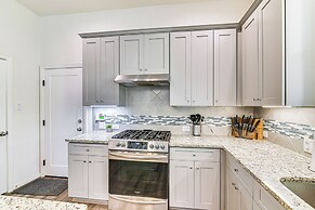 5 Mi to Downtown - Chic Home w/ Patio in Houston!