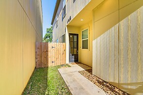 5 Mi to Downtown - Chic Home w/ Patio in Houston!