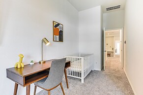 5 Mi to Downtown - Chic Home w/ Patio in Houston!