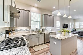 5 Mi to Downtown - Chic Home w/ Patio in Houston!