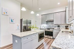 5 Mi to Downtown - Chic Home w/ Patio in Houston!
