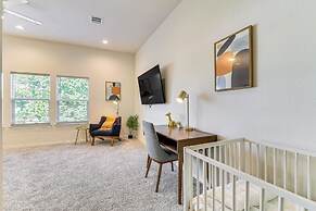 5 Mi to Downtown - Chic Home w/ Patio in Houston!