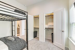 5 Mi to Downtown - Chic Home w/ Patio in Houston!