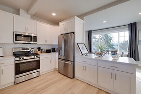 Balconies w/ Scenic River Views: Hammond Townhome!