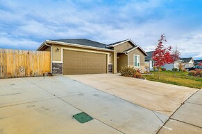 3 Mi to Lake Lowell: Caldwell Home w/ Yard & Grill