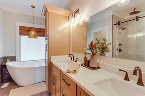 Modern Mtn Cabin w/ Deck & Views in Blue Ridge!