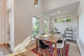 Modern Mtn Cabin w/ Deck & Views in Blue Ridge!