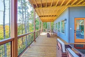 Modern Mtn Cabin w/ Deck & Views in Blue Ridge!