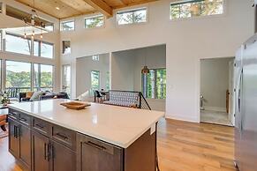 Modern Mtn Cabin w/ Deck & Views in Blue Ridge!