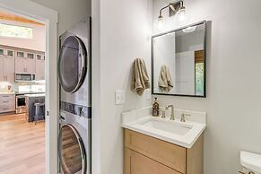 Modern Mtn Cabin w/ Deck & Views in Blue Ridge!