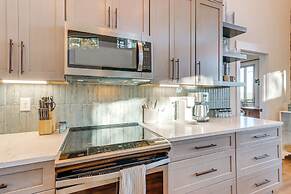 Modern Mtn Cabin w/ Deck & Views in Blue Ridge!