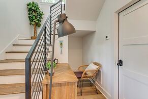 Modern Mtn Cabin w/ Deck & Views in Blue Ridge!