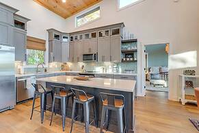 Modern Mtn Cabin w/ Deck & Views in Blue Ridge!