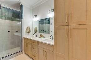 Modern Mtn Cabin w/ Deck & Views in Blue Ridge!