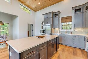 Modern Mtn Cabin w/ Deck & Views in Blue Ridge!