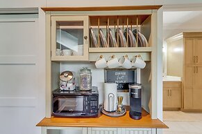 Modern Mtn Cabin w/ Deck & Views in Blue Ridge!