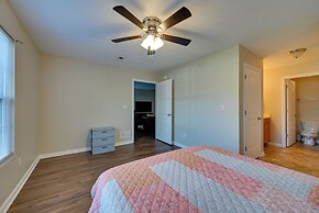 3 Mi to Dtwn: Pet-friendly Apt in Elizabethtown!