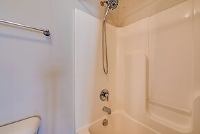 3 Mi to Dtwn: Pet-friendly Apt in Elizabethtown!