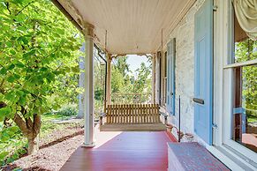Walk to Creek: Mount Joy Home w/ Peacocks On-site!