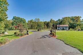 Walk to Creek: Mount Joy Home w/ Peacocks On-site!