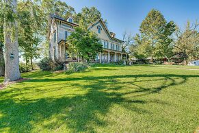 Walk to Creek: Mount Joy Home w/ Peacocks On-site!