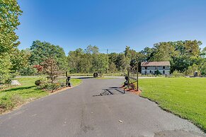 Walk to Creek: Mount Joy Home w/ Peacocks On-site!