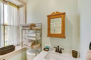 Walk to Creek: Mount Joy Home w/ Peacocks On-site!