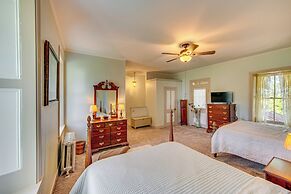 Walk to Creek: Mount Joy Home w/ Peacocks On-site!