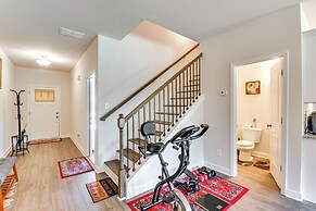 Family Friendly: Modern Townhome in Lula!