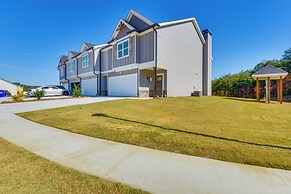 Family Friendly: Modern Townhome in Lula!