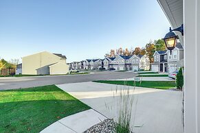 10 Mi to Grand Rapids: Modern Townhome!