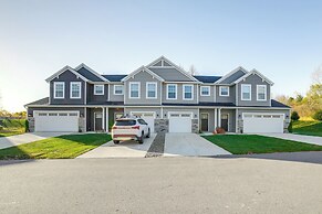 10 Mi to Grand Rapids: Modern Townhome!