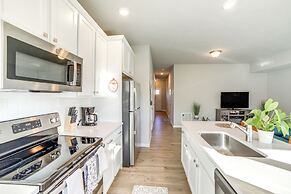 10 Mi to Grand Rapids: Modern Townhome!