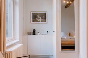 Inviting and Bright Guest Room in City Center