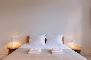 Inviting and Bright Guest Room in City Center