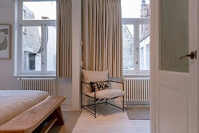 Inviting and Bright Guest Room in City Center