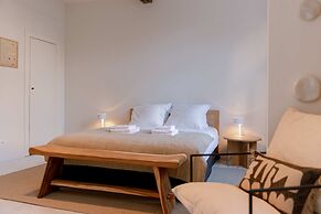 Inviting and Bright Guest Room in City Center