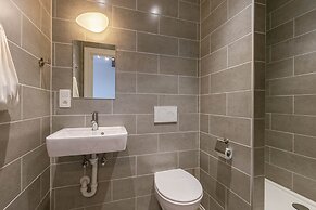 Inviting and Bright Guest Room in City Center