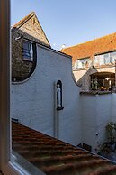 Inviting and Bright Guest Room in City Center