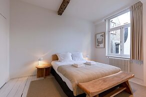 Inviting and Bright Guest Room in City Center