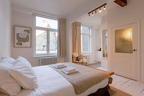Inviting and Bright Guest Room in City Center