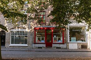 Inviting and Bright Guest Room in City Center