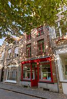 Inviting and Bright Guest Room in City Center