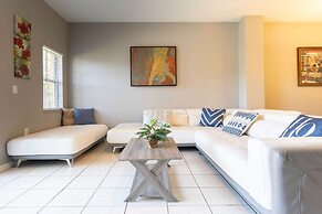 3BR Townhome Steps From Theme Parks Sleeps 6