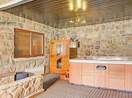 Rural Apartment With Direct Access to the Pool
