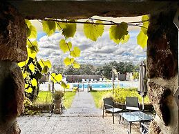 Rural Apartment With Direct Access to the Pool