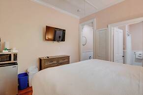 Banana's Foster Guesthouse