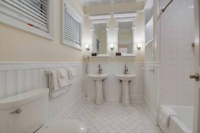 Banana's Foster Guesthouse