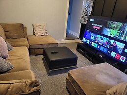 Stoke-on-trent - Apartment - Sleeps 5 - Parking